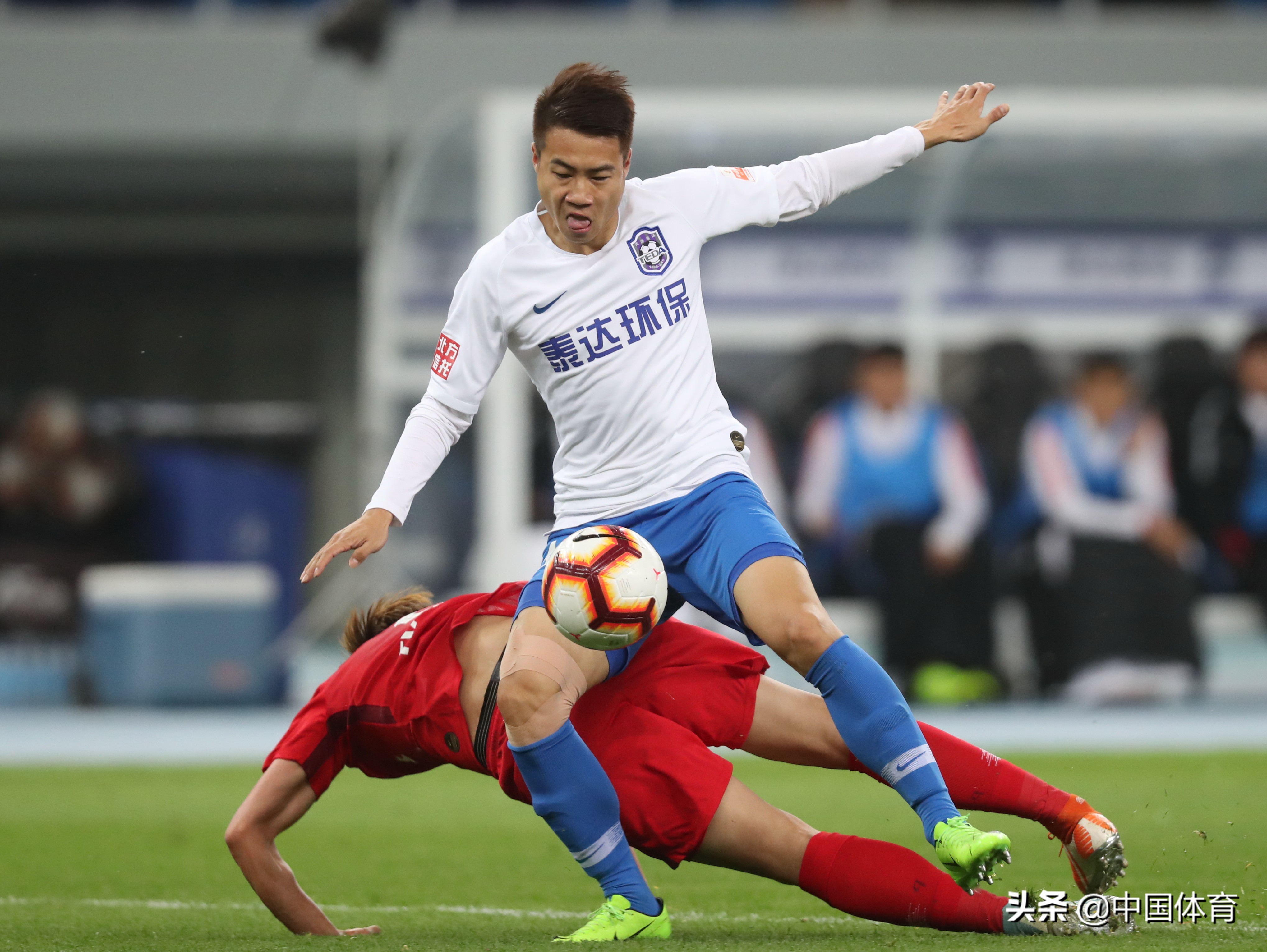 九游体育-江苏足球队对阵天津泰达,角逐胜负激烈比赛